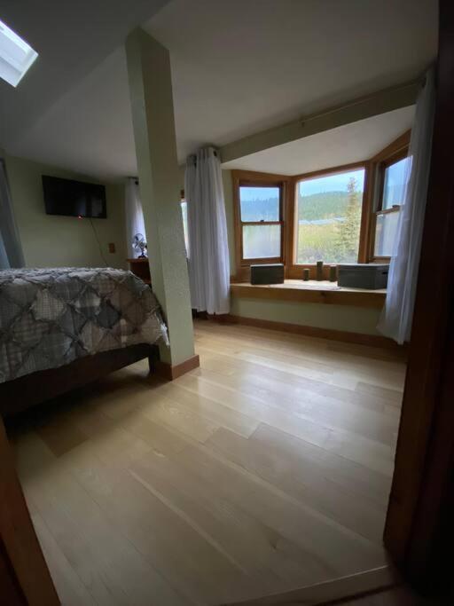 Сasa de vacaciones Thorpe On The Water. Creekside Cabin.