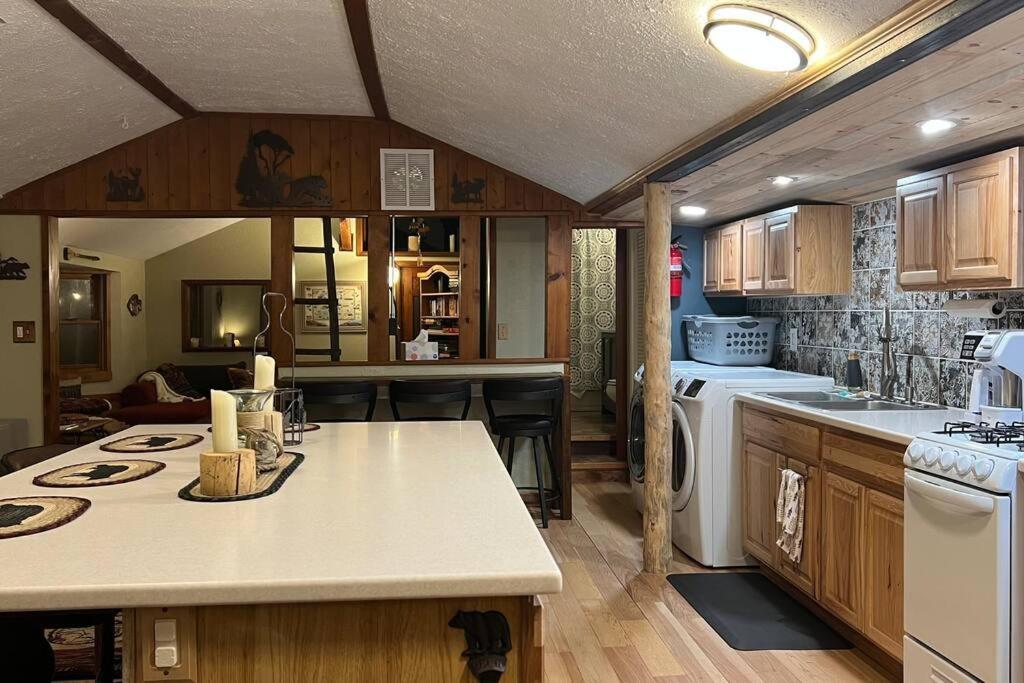 Thorpe On The Water. Creekside Cabin. Сasa de vacaciones Nederland